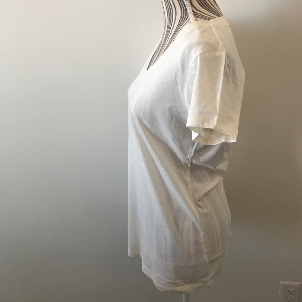 ✨2 left✨ Plus Size Basic V-Neck Tee - Picture 4 of 7